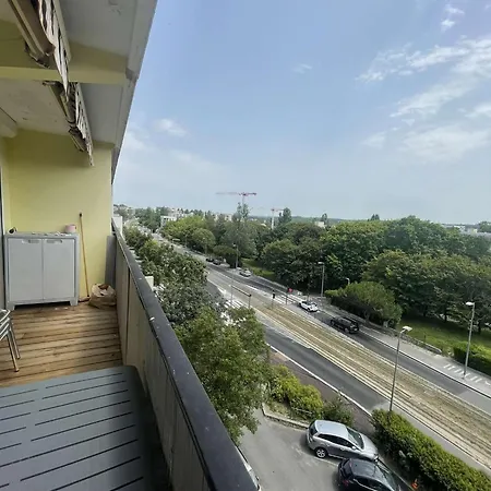 Meublee Avec Dressing Dans Un Grand Equipe Au Pied Du Tram Cher Habitant Δωμάτια σε οικογενειακή κατοικία Lormont