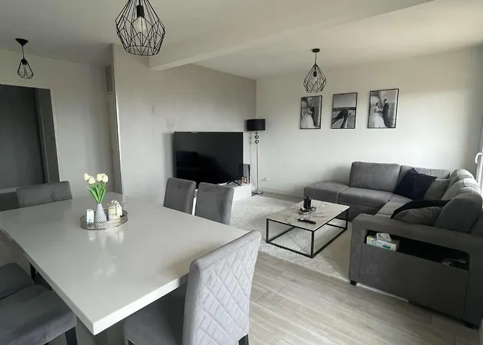 Meublee Avec Dressing Dans Un Grand Equipe Au Pied Du Tram Cher Habitant Δωμάτια σε οικογενειακή κατοικία Lormont